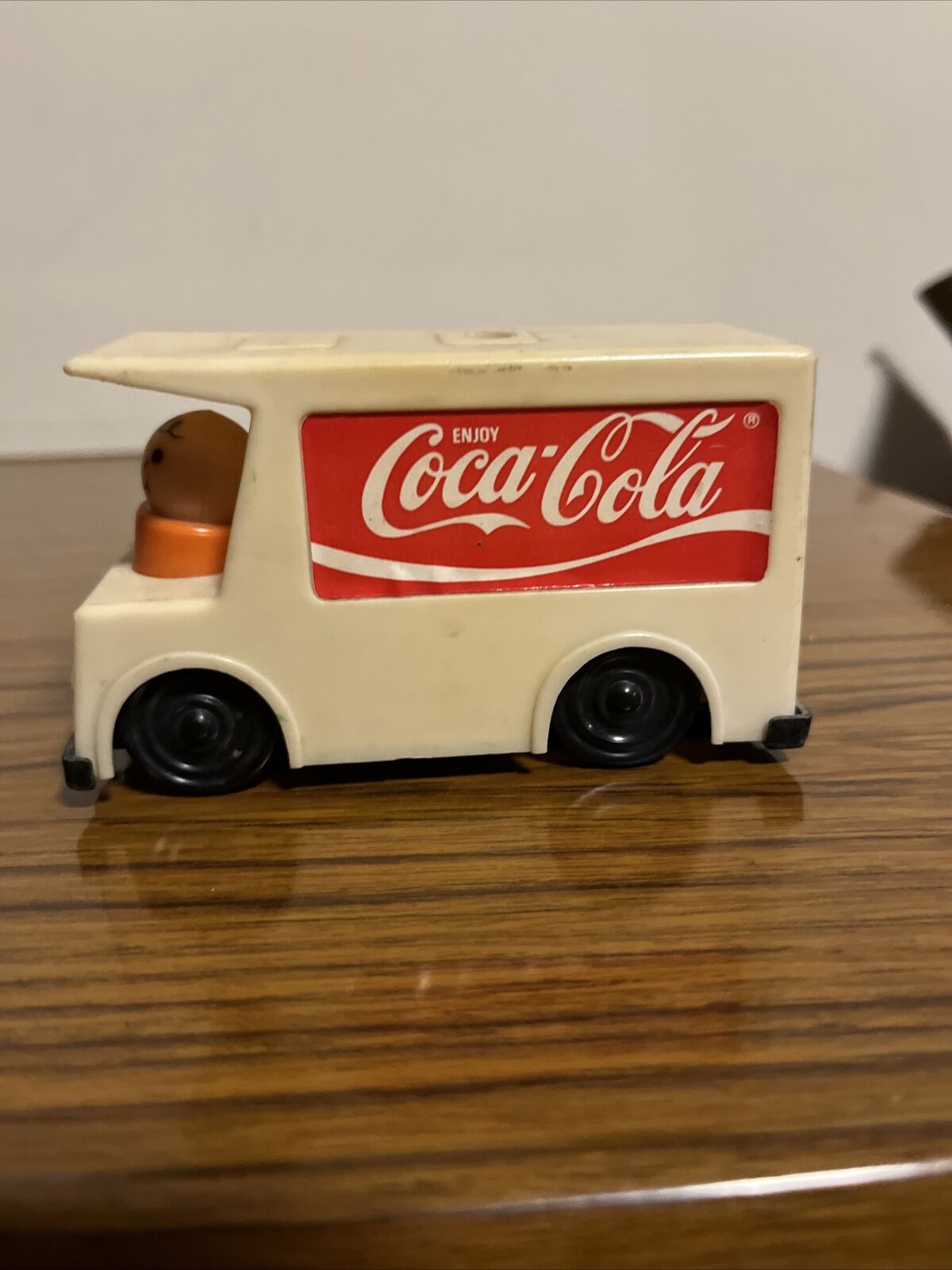 Anos 90 Mini caminhão de plástico coca cola com pequeno dano na