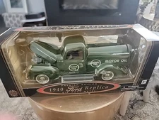 1940 Ford Quaker State Motor Oil Tanker Truck 1:18 Die Cast Golden Wheel MIB
