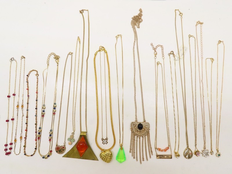 VTG Necklace Pendant Lot Enamel Semi Gemstones Beaded Mixed Lot Gold Tone D5987