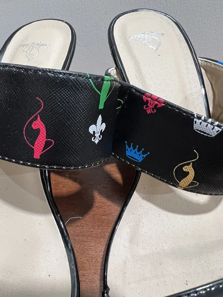 Salto anabela feminino BabyPhat tamanho 7 com alça preta/multicolorida com logotipo dourado slip on - Imagem 3 de 4
