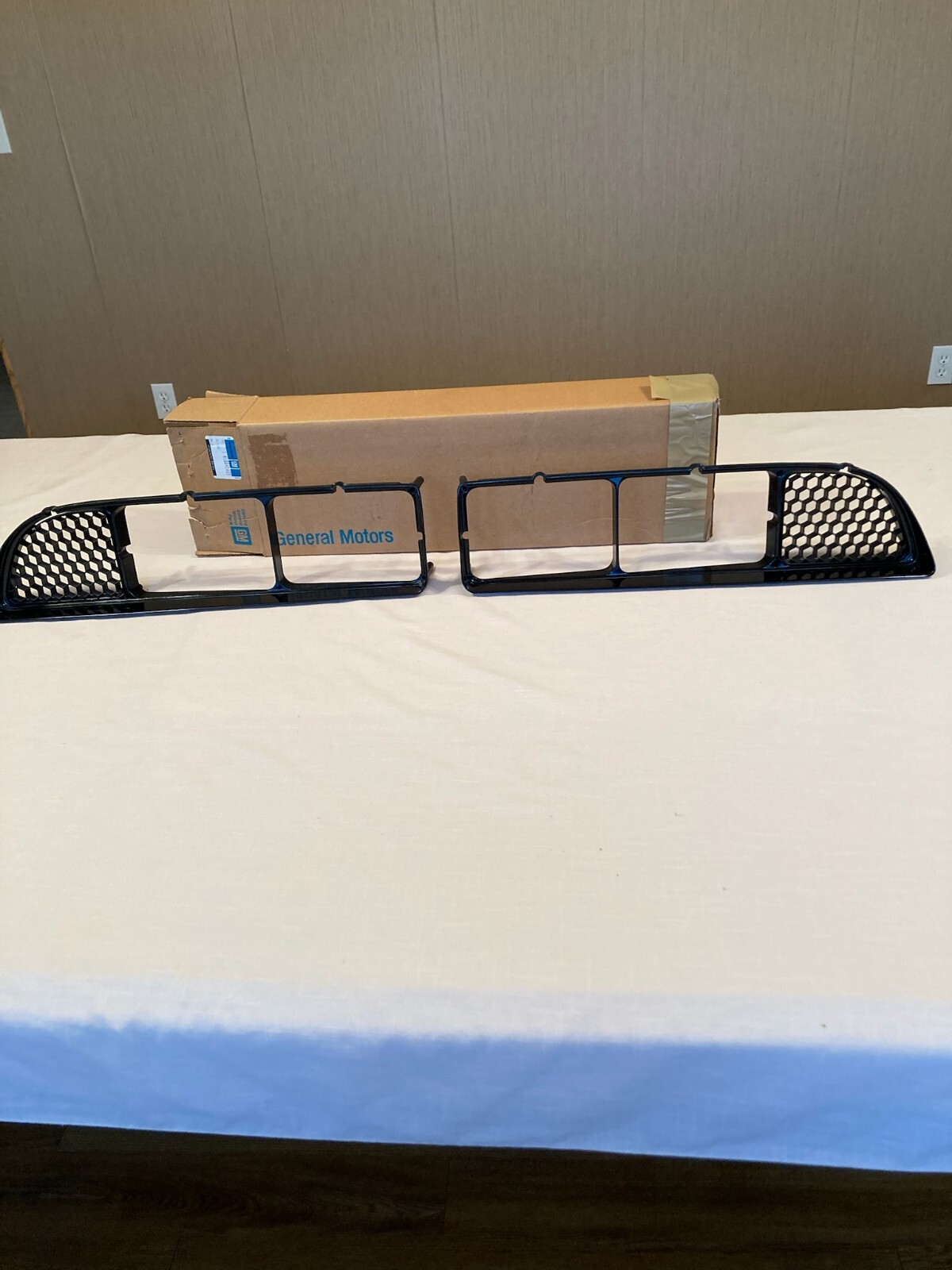 GM original car part for a 1986-1987 Pontiac Sunbird grill