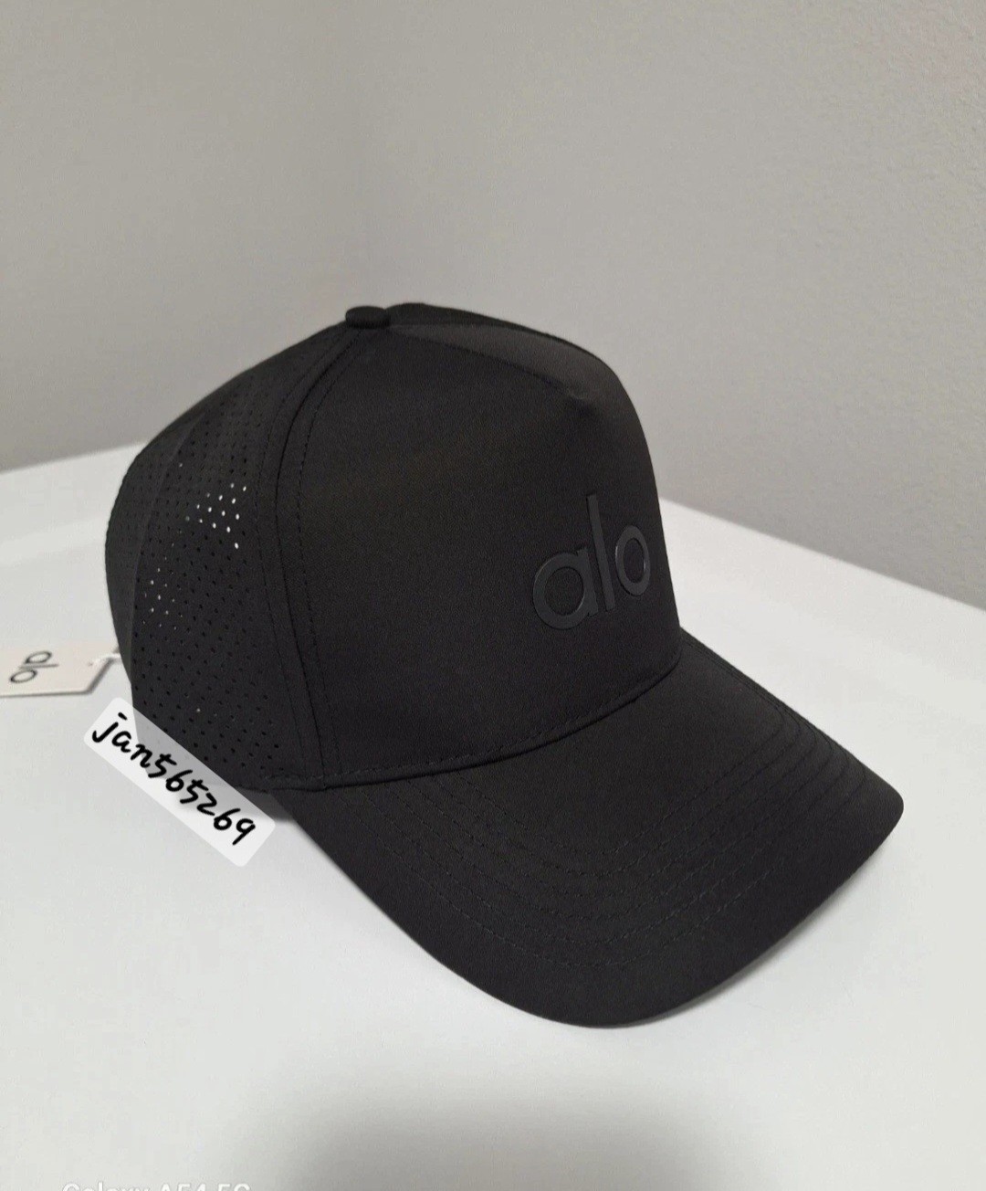ALO YOGA Performance District Trucker Hat 