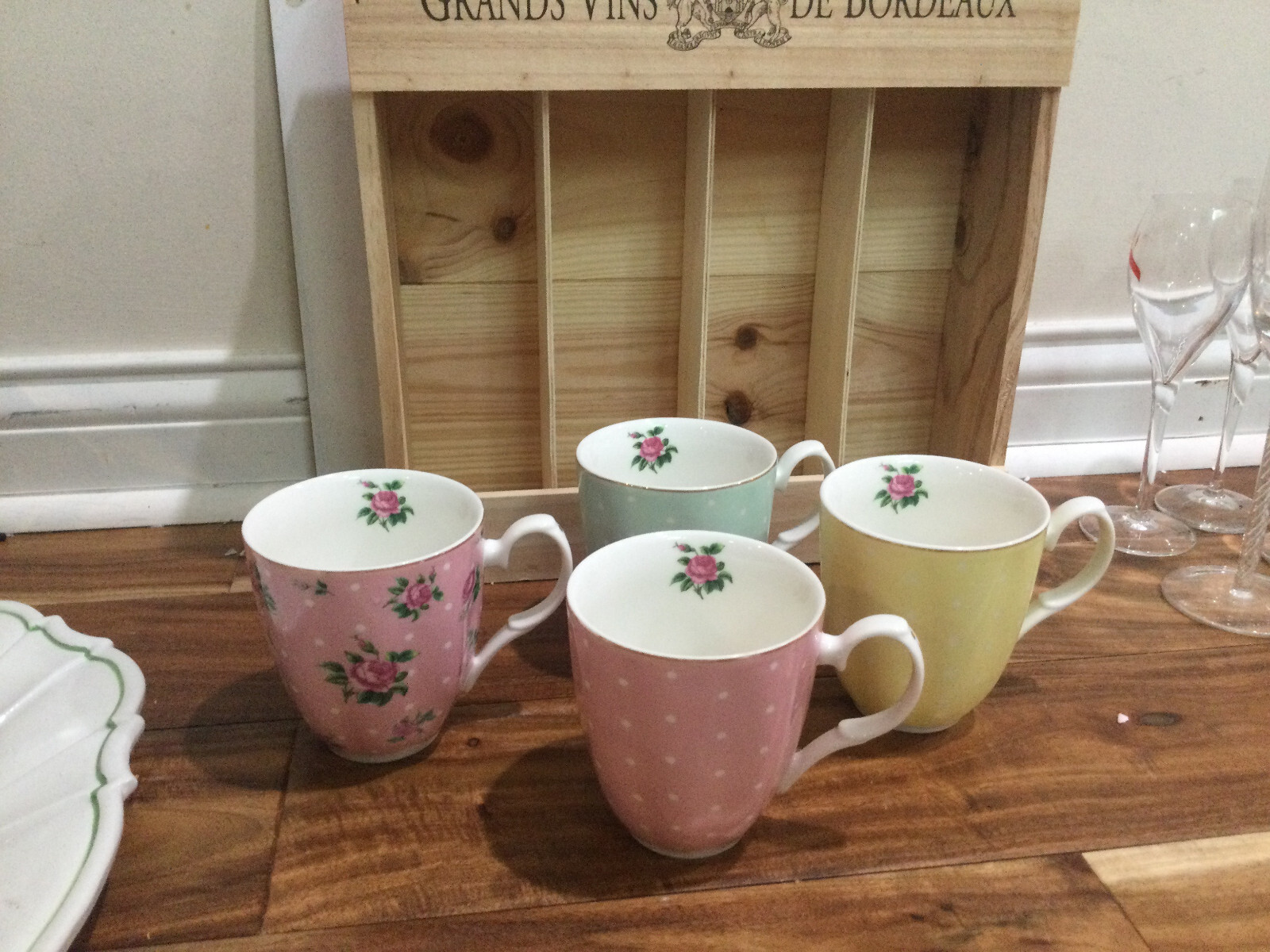 Set Of 4 Green Yellow Pink  Polka Dot Mugs Scallop Rose Vguc