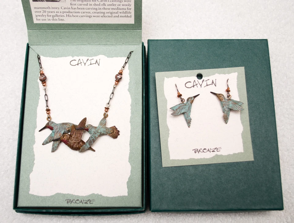Juego de collar/pendientes hechos en Estados Unidos con piezas de bronce de colibrí de Cavin Richie Foto 2 de 4