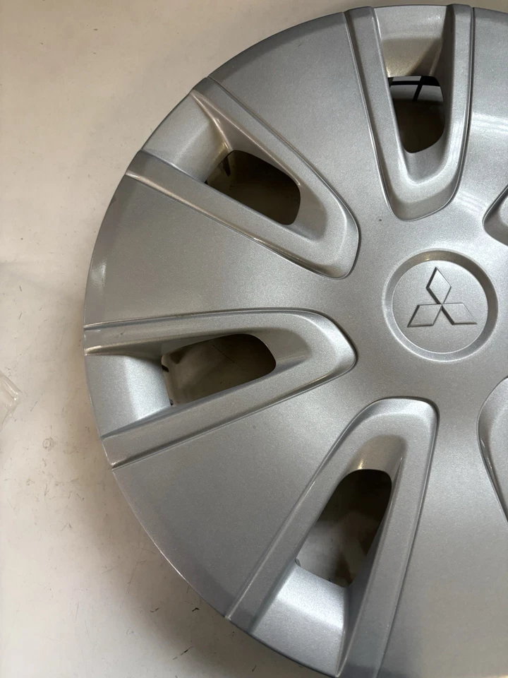 Cubierta de rueda plateada OEM 2014-2015 14" 4252A070 57575 - una/1 Foto 2 de 4