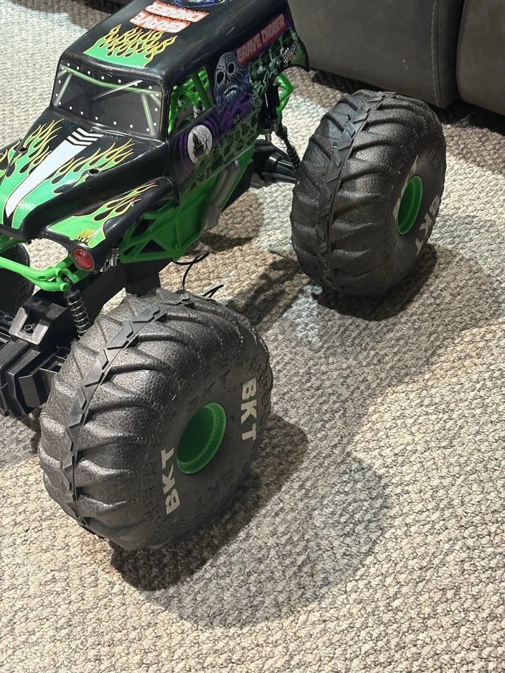 Monster Jam Mega Grave Digger 1:6 Scale All-Terrain RC Monster Truck - Image 3 of 4