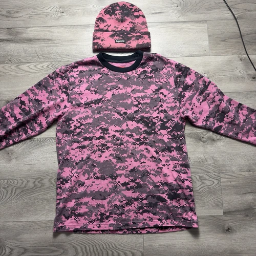Lot Supreme avec chapeau camouflage rose numérique et t shirt Supreme manches longues M Ss17