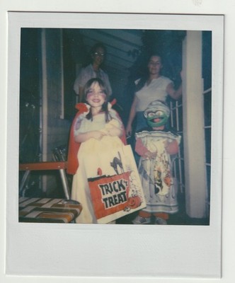 VINTAGE PHOTO/POLAROID: KIDS IN SNOW WHITE & OSCAR THE GROUCH HALLOWEEN COSTUMES