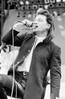 Bono performt seine Band U2 Live Aid Wembley 4x6 Foto 