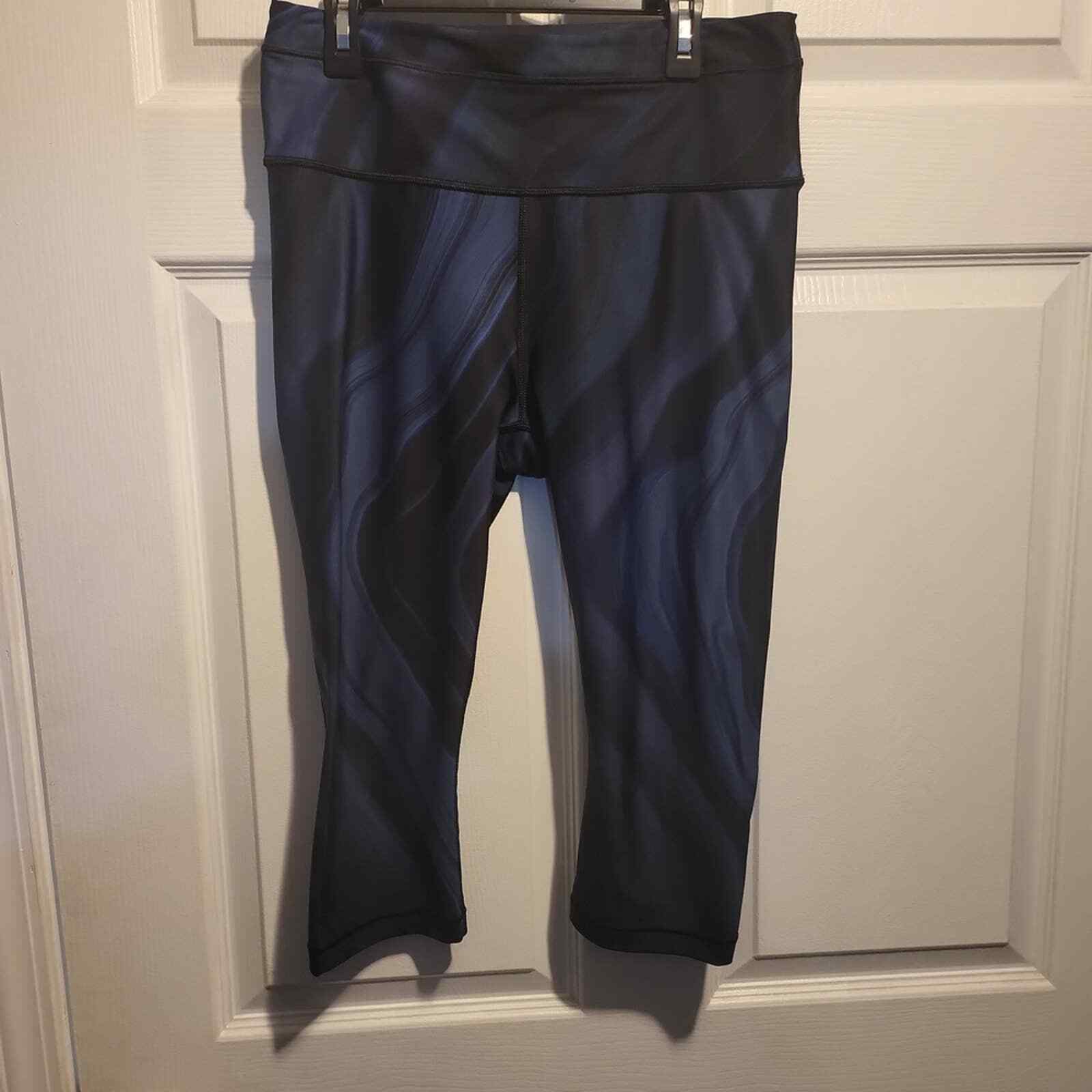 Athleta- Accelerate Geode Crop Medium - image 1
