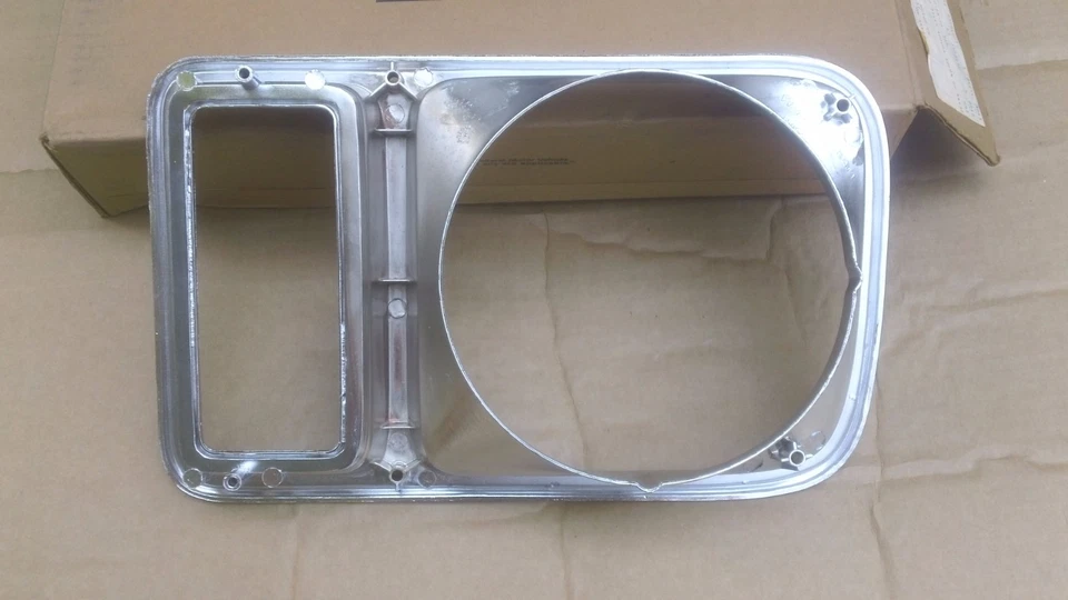 Nuevo de Lote Antiguo MoPar 1975 1976 1977 Plymouth Gran Fury lado izquierdo FARO BISEL 3781023 Foto 3 de 4