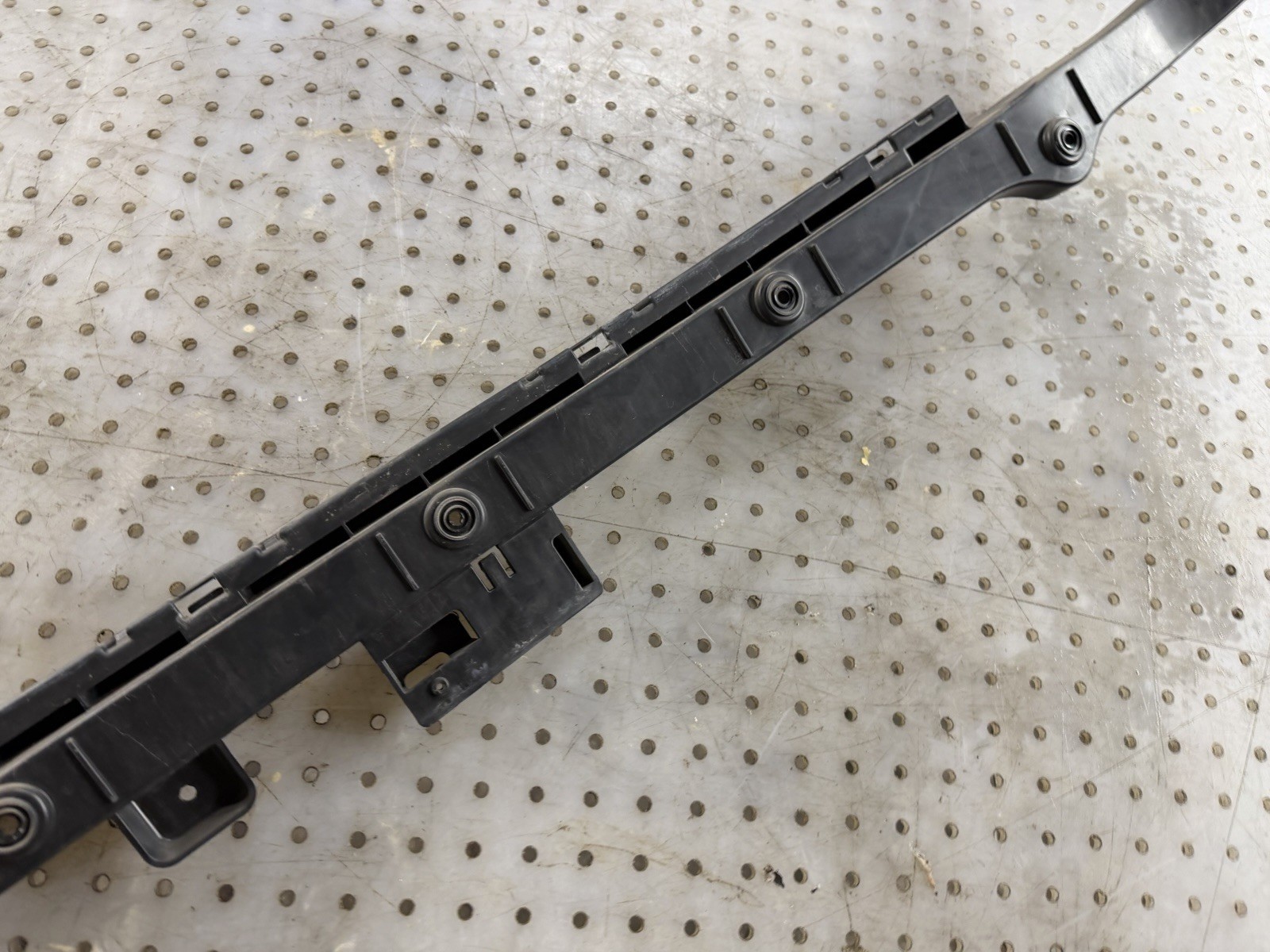 2014-2019 Maserati Ghibli M157 Rear bumper upper center mount bracket OEM