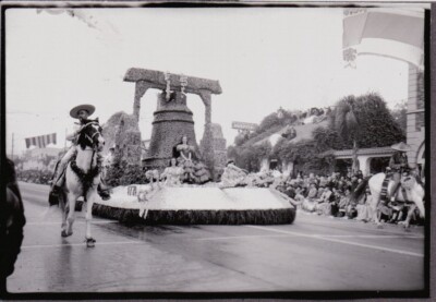 VINTAGE PHOTOGRAPH ROSE PARADE FLOAT VAQUERO COWBOYS PASADENA CALIFORNIA PHOTO