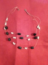 Girocollo a 3 fili metallo con pietre bianche e nere