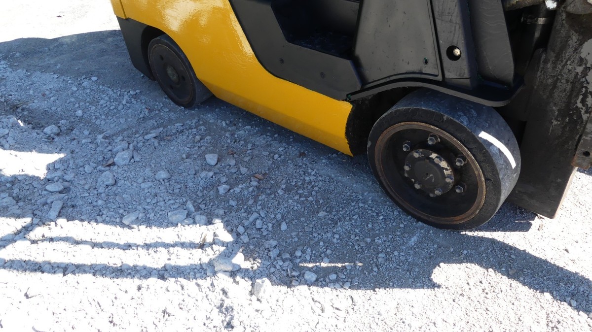 Mitsubishi FGC18N 2,700 Lb Capacity 3 Stage Propane Forklift