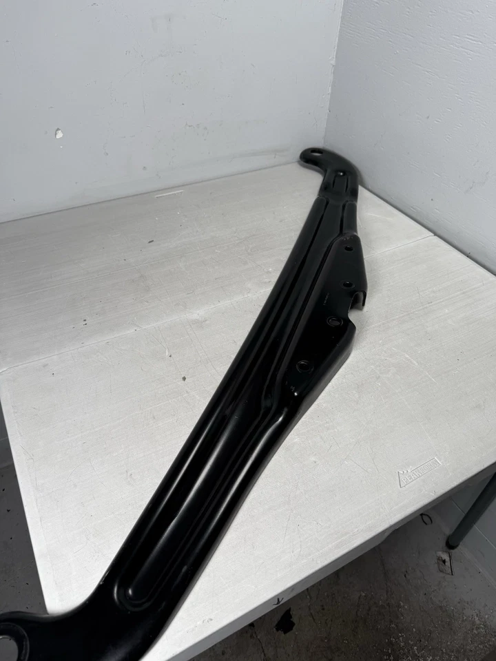 Soporte de soporte superior para radiador Freightliner CASCADIA 2024 05-35906-001 Foto 4 de 4