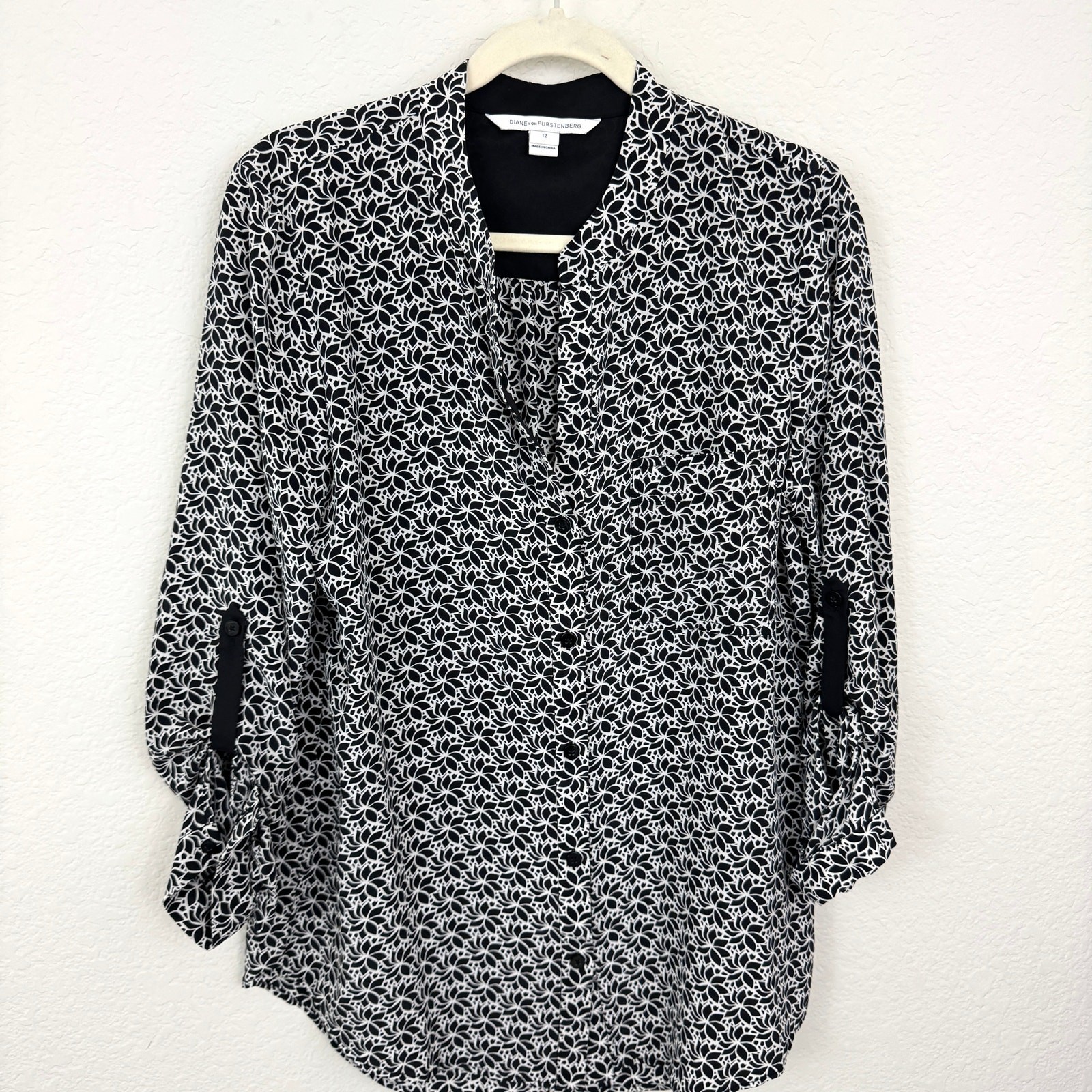 Diane Von Furstenberg Women Gilmore Button Blouse Size 12 100% Silk Floral Black