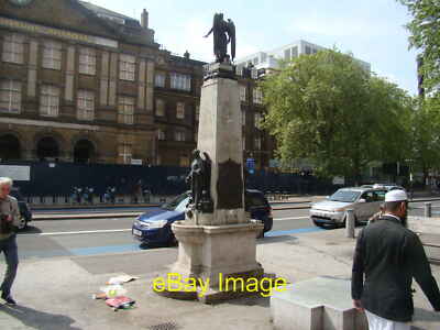 Foto 6x4 Blick auf den King George II Brunnen von Whitechapel Road Stepn c2014