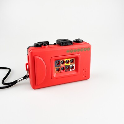 Oktomat Lomography トイカメラ カメラレビュー：8連写カメラOktomat · Lomography