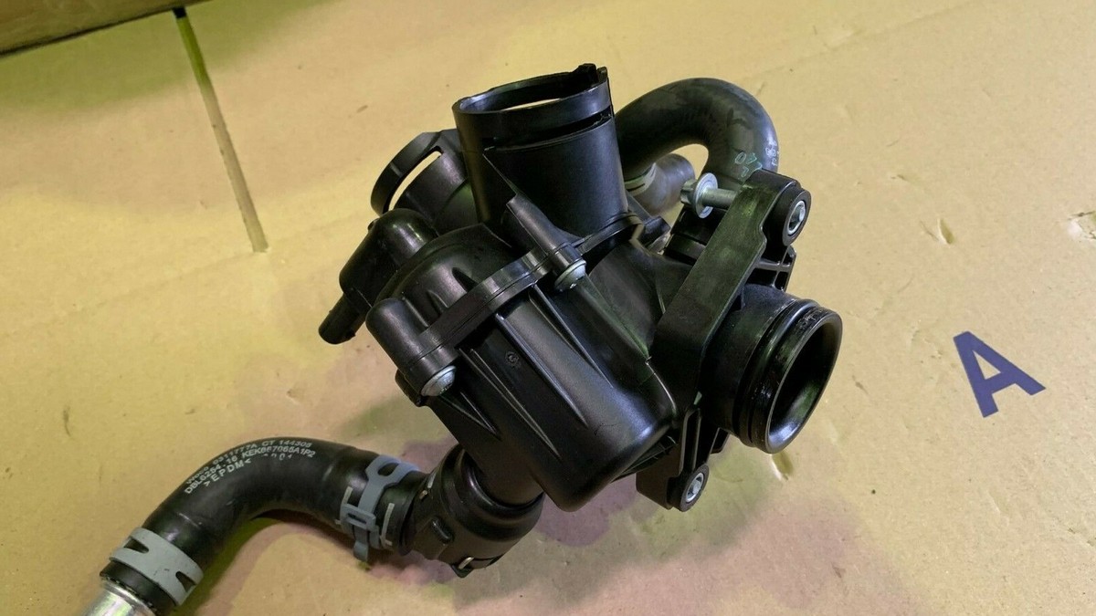 MERCEDES W205 C180 ENGINE COOLANT THERMOSTAT FEED PIPE LINE 