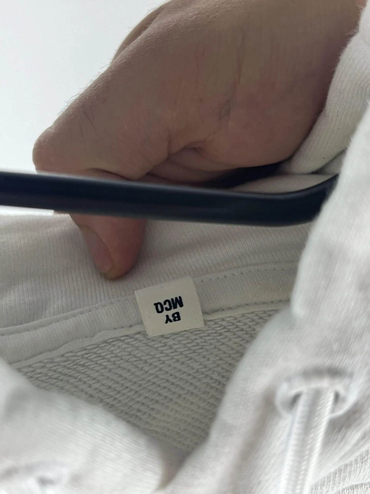 Felpa bianca con cappuccio Alexander McQueen di MCQ con dettaglio patch