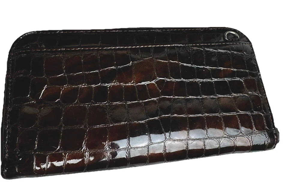 Cartera sin asas organizadora de charol de cocodrilo Cher marrón brillante 8 x 4 cremallera alrededor Foto 4 de 4
