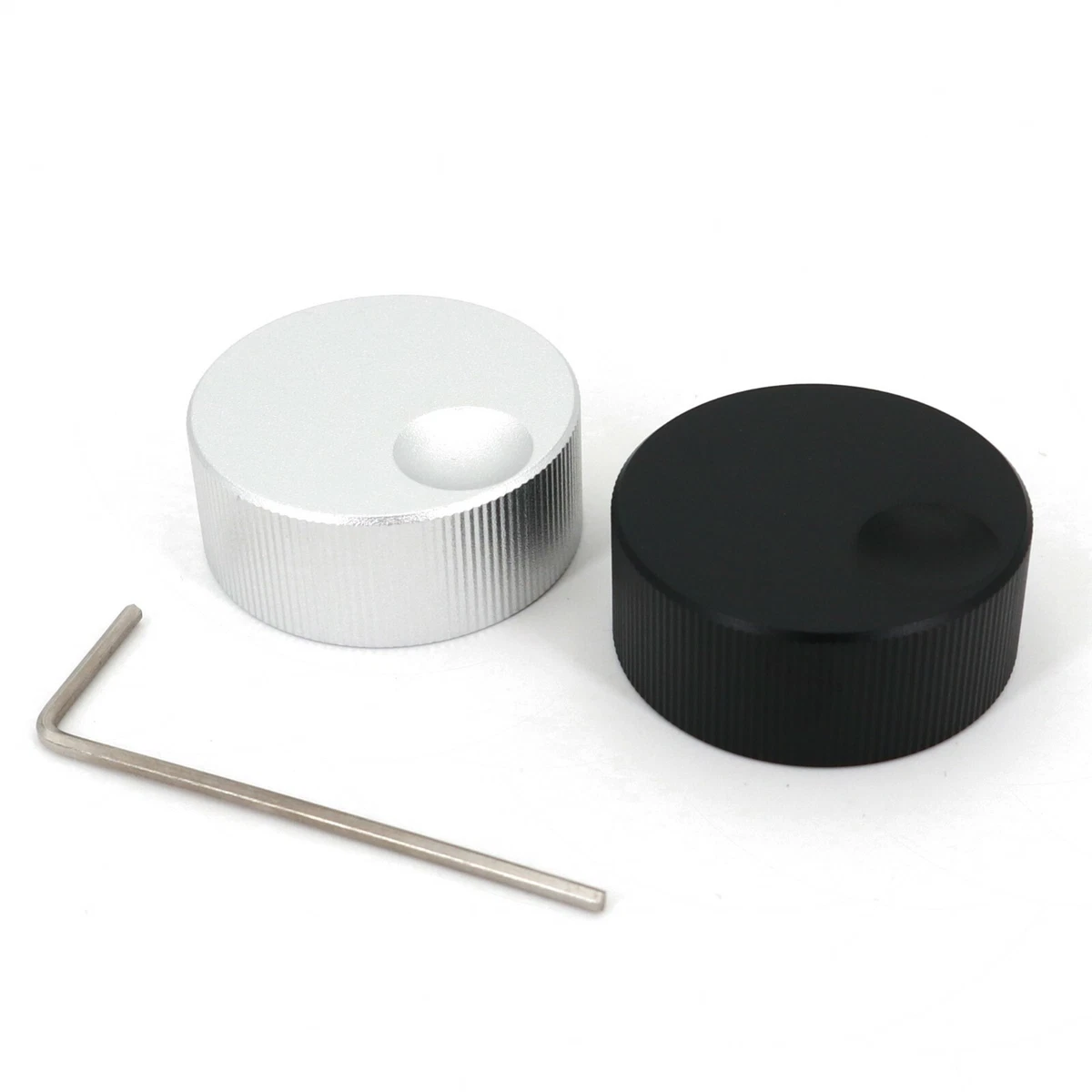 2 Manopole Per Autoradio A Mezzaluna (tipo D) 20x13 Mm - Codice 39109M68K00 - Compatibili Con Suzuki Alto E Nissan Pixo