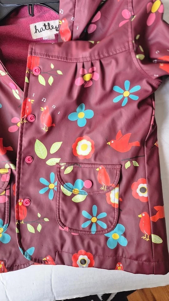 Capa de chuva Hatley infantil tamanho 4 roxa vermelha rosa com capuz margarida floral pássaros - Imagem 2 de 4