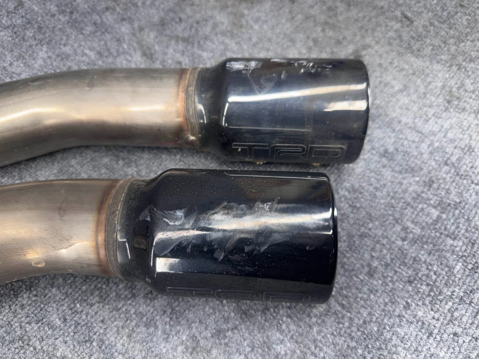 TOYOTA TUNDRA TRD 22-25 TUBO SILENCIADOR ESCAPE PUNTAS NEGRAS PARACHOQUES TRASERO 3.4L OEM Foto 3 de 4