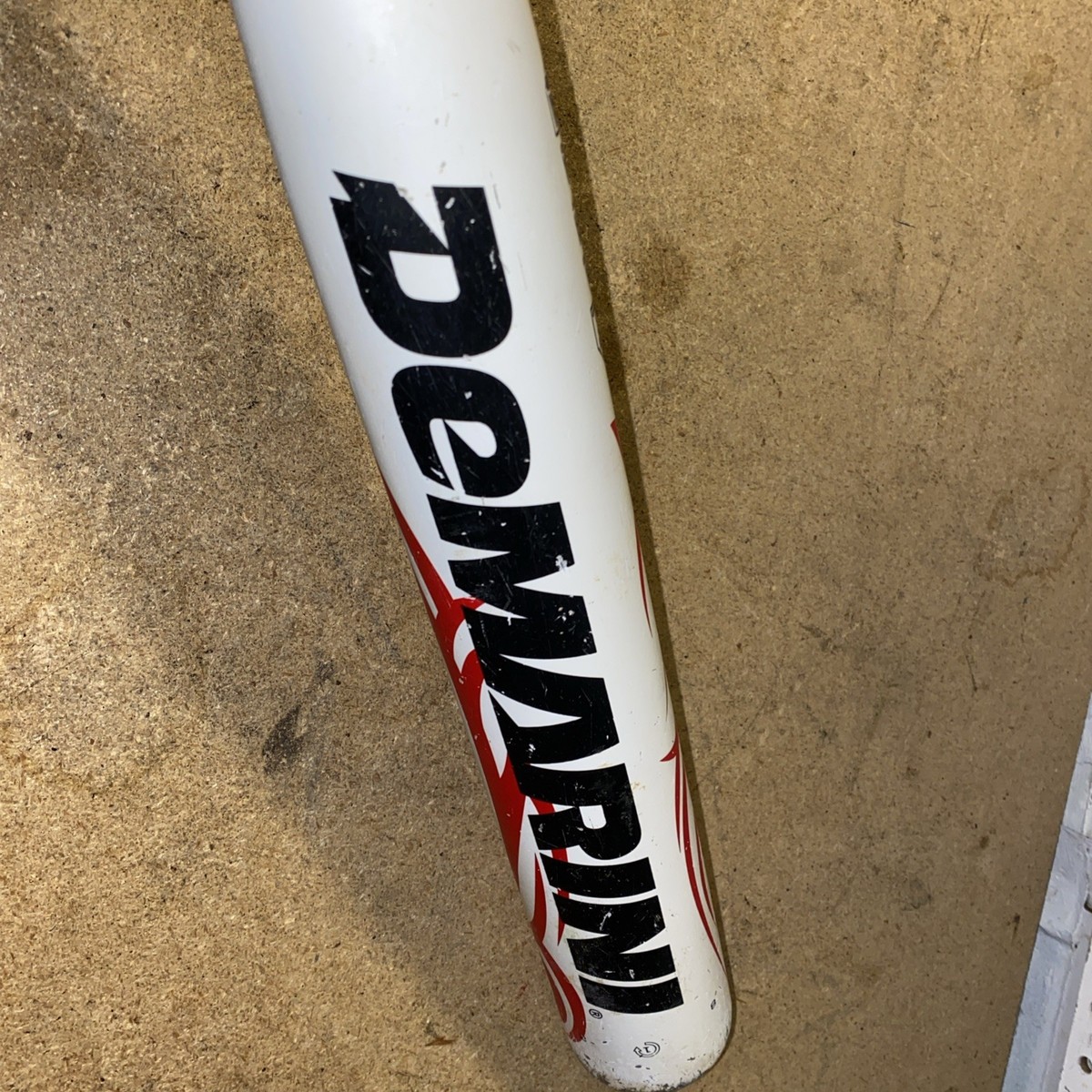 Batte Softball DeMarini Bruiser – 34" / 28 Oz – Simple Paroi – Blanche – Adulte