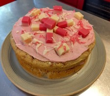 Homemade strawberry & cream flavour fudge cake! Vegan! Gluten free!