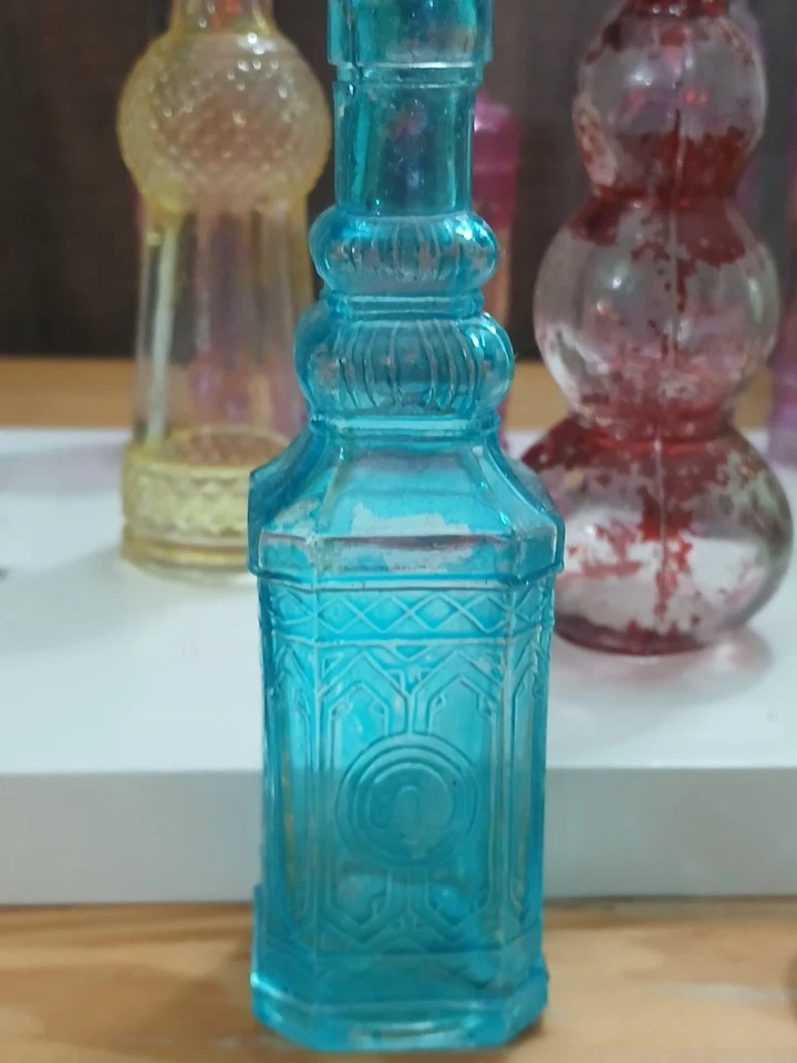 Lote de 9 Botellas Decorativas de Vidrio de Colores, Varios Estilos y Formas 5" Hobnail Foto 2 de 4