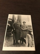 6 X 4 MUSIC UNPOSTED POSTCARD - ARTURO TOSCANINI & SON ARRIVE IN NEW YORK CITY