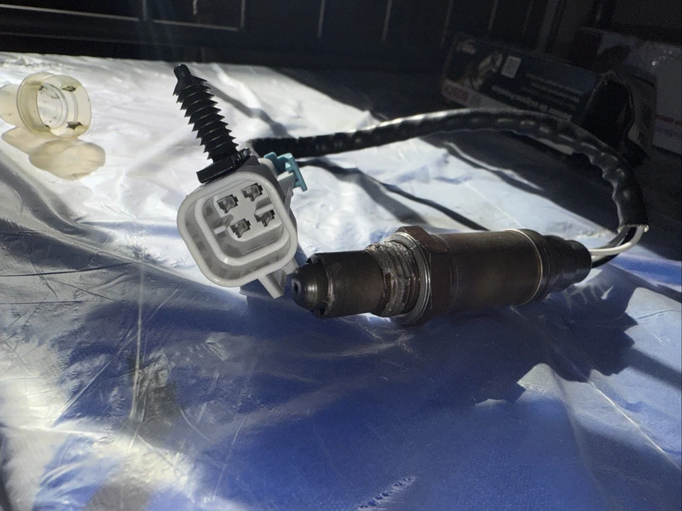 Sensor de oxígeno Bosch 15284 para modelos seleccionados de Buick Cadillac Chevrolet GMC Isuzu Foto 3 de 4