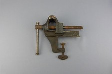 Étaux en fer 24 x 18 très bon état vieux outils.