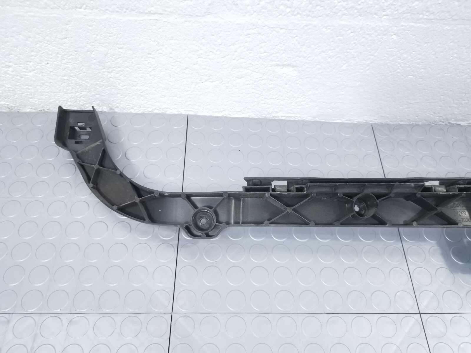 2014-2017 Maserati Quattroporte Rear Bumper Central Upper Fastener 6870001620
