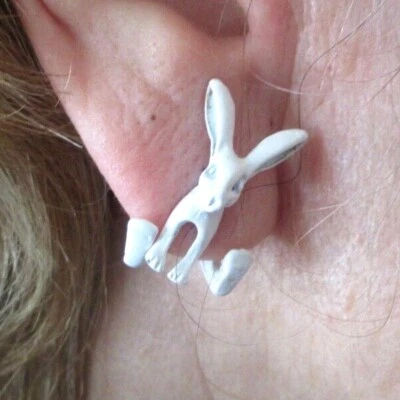 Originales boucles d'oreille percées clou lapin émail blanc bijou vintage 115 - Photo 1/3