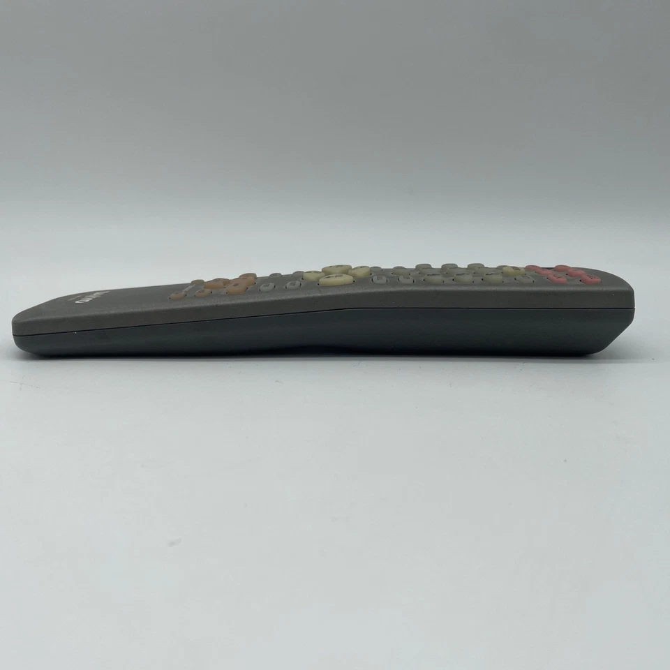 Sanyo RMT-U220 Multimedia Universal Remote Control Starlight w/ Backlit Keys - Image 2 of 4