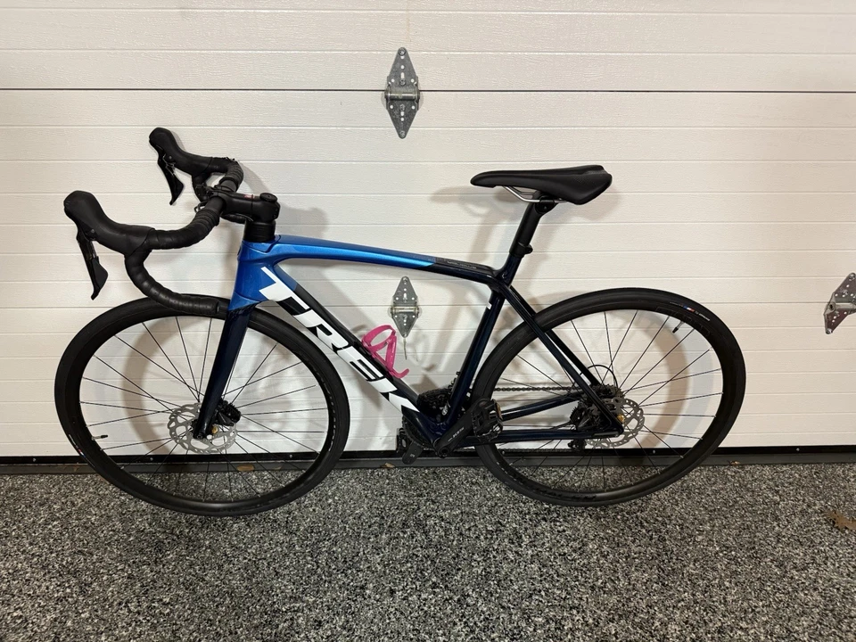 Trek Emonda SL5 2023 диск полный углерода Shimano 105 R7020 2 x 11 скорость размер 54 - Изображение 2 из 4