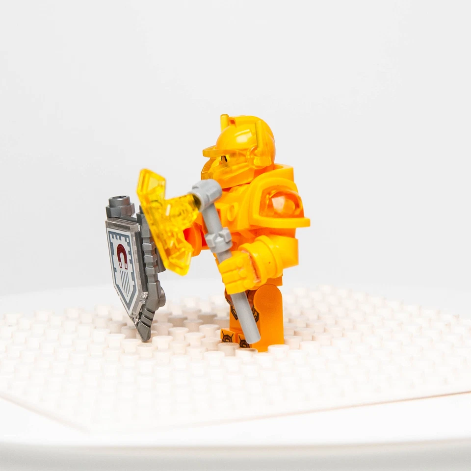LEGO Nexo Knights Ultimate Axl Minifigura (nex053) con Escudo Magnetizado 70336 Foto 2 de 4