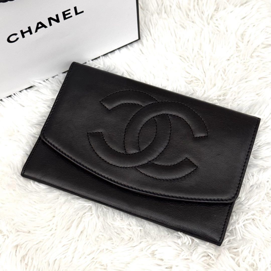 CHANEL Black Lambskin Two-Fold Wallet in Pristine Condition