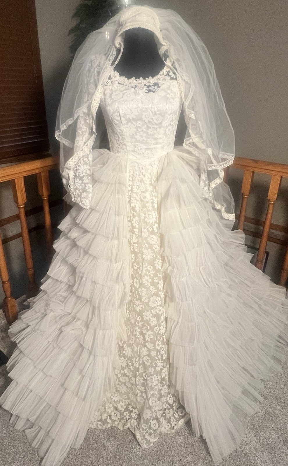 Vtg Maurer Original Ivory Lace Wedding Dress/Veil Long Sleeve Ruffle Train Sz12