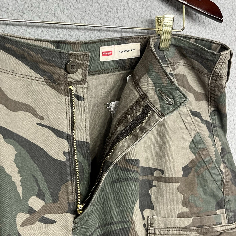 Wrangler Camo Cargo Shorts Mens 34 Green Relaxed Fit Outdoor Camp Pockets Cotton - Image 2 of 4
