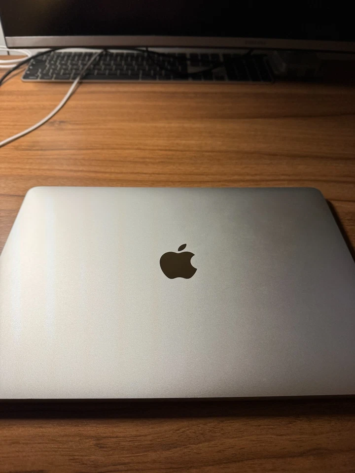 Apple MacBook Pro Retina TouchBar 13 Zoll i5 2,3 Ghz 256 GB SSD 8 GB 2018 Silber - Bild 3 von 4