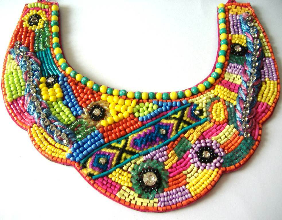 Collier plastron perles multicolore et strass tressés pour sublimer vos tenues d'été