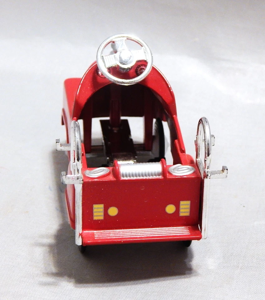 Golden Wheel Die Cast Metal City Fire Dept Truck Pedal Power Car Red Pre-Owned - Image 4 of 4