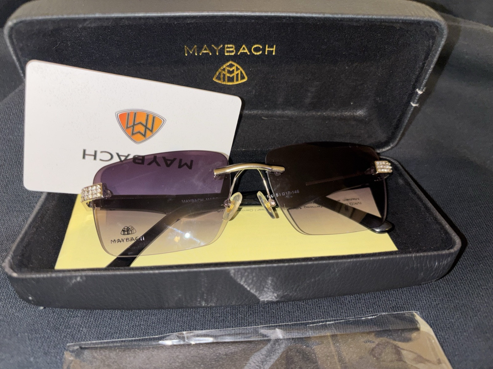 Maybach Black and Silver Aviator Sunglasses for Stylish Look #aviatorsunglasses-image