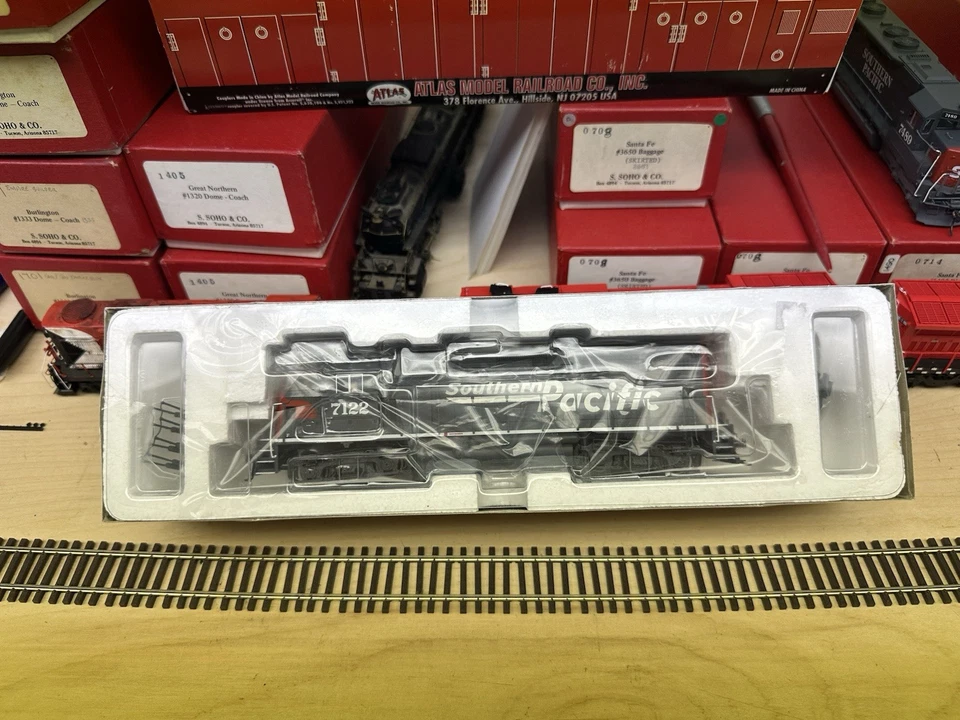 Atlas Redbox Southern Pacific GP-40 #7122 NOS - Image 2 of 4
