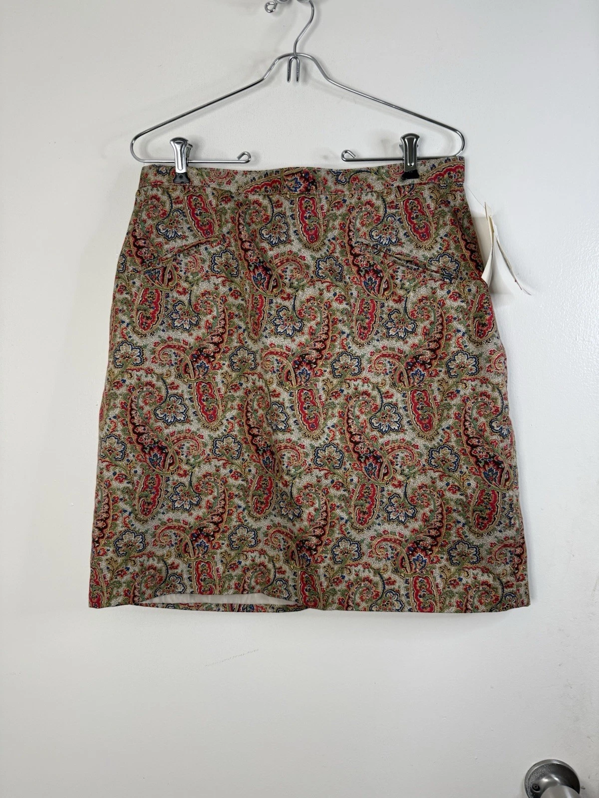 Liz Sport NWT vintage new old stock, two pocket, paisley, cotton mini skirt 14
Opens in a new window