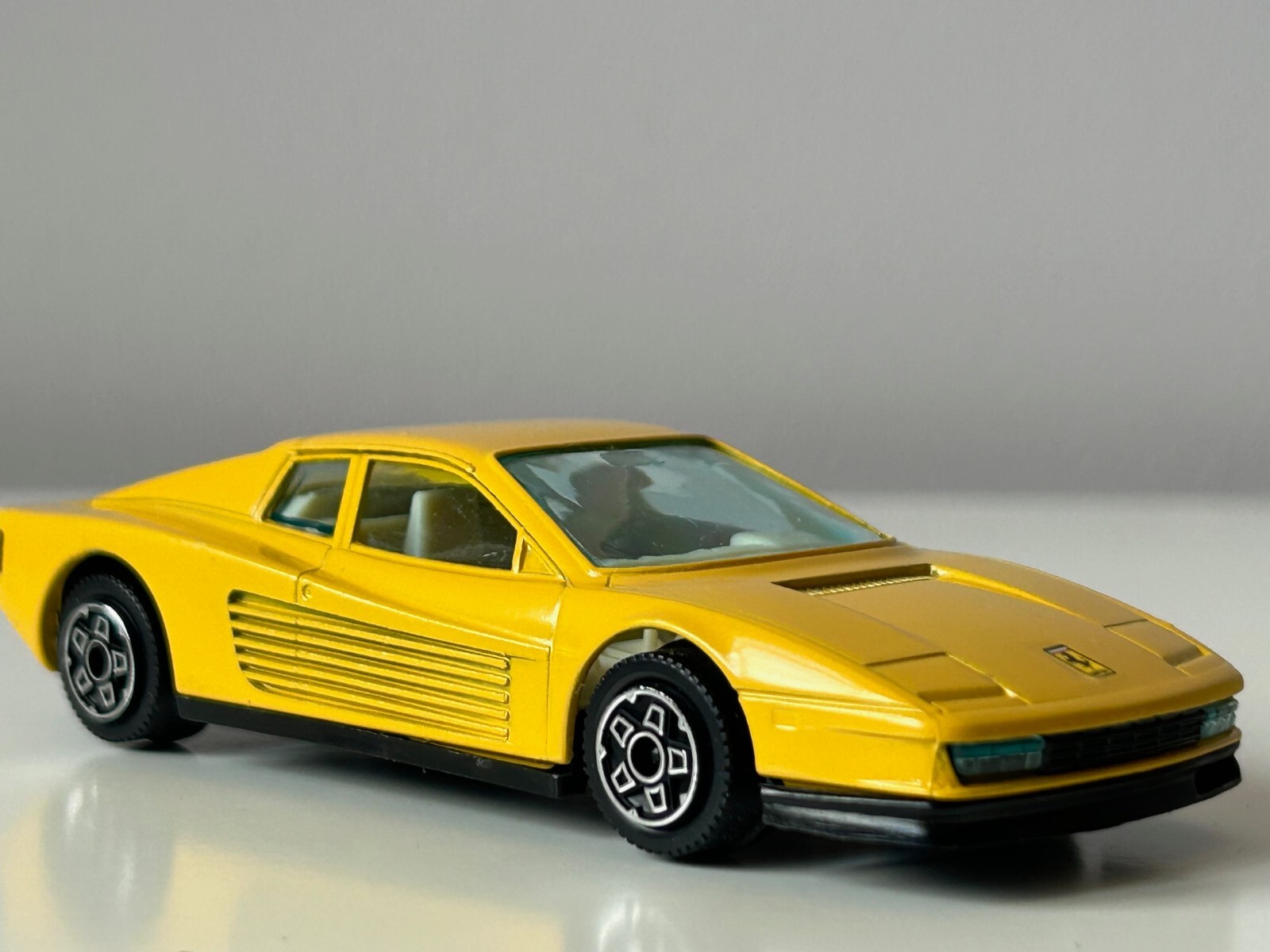 Ferrari Testarossa Legendary Italian Sports Car Model Diecast 1:43 Scale Bburago
